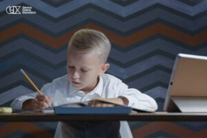 هل السن الصغير يساعد على تعلم اللغة بسهولة؟